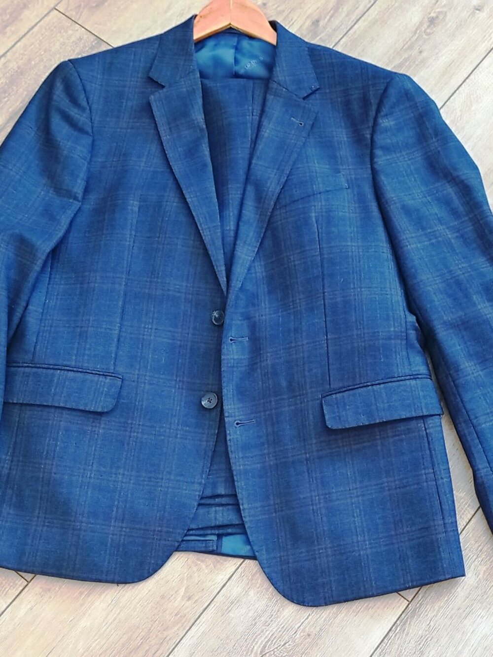 Mens Suit- Karl Largerfield 42 (jacket), 36 (pants)